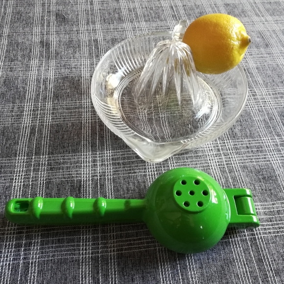 Lot of 2: Vintage Pressed Glass Lemon Squeezer & single Lemon Squeezer 🍋 - Picture 7 of 7